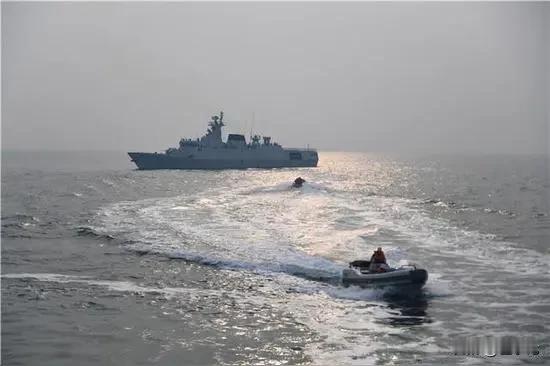 太嚣张！台军班超舰竟对解放军052D亮火控雷达！12月30日凌晨的台海西南