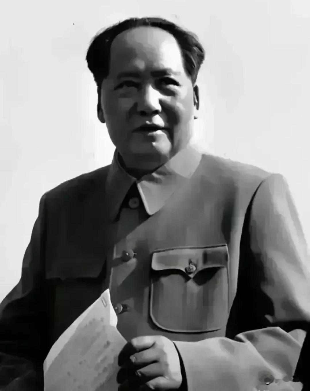 毛主席一生既反极右，也反极左。历史证明，许多时候他是少数派，但他是对的。可笑地是