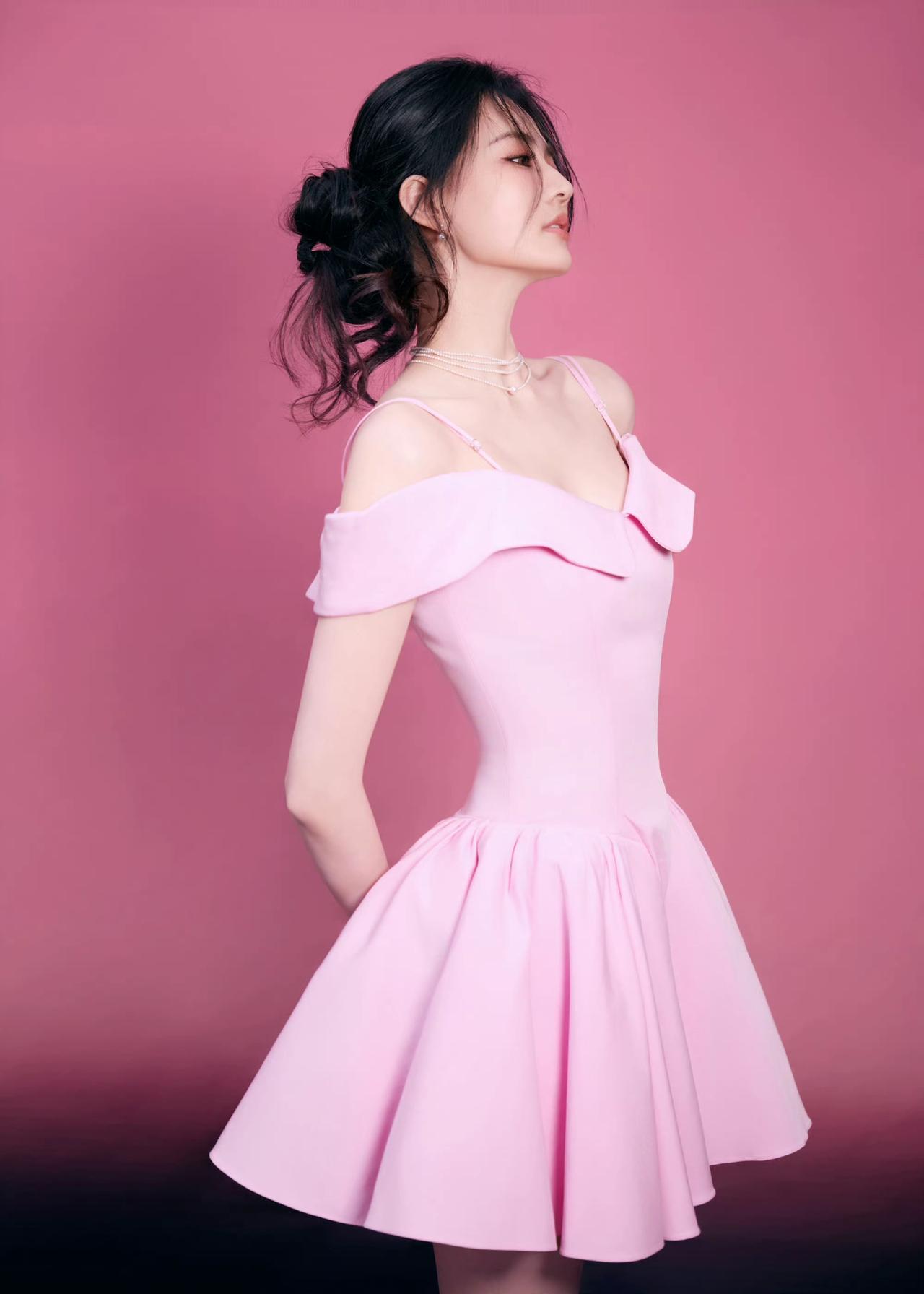 甜美粉色连衣裙，少女心满满！💖✨徐璐！