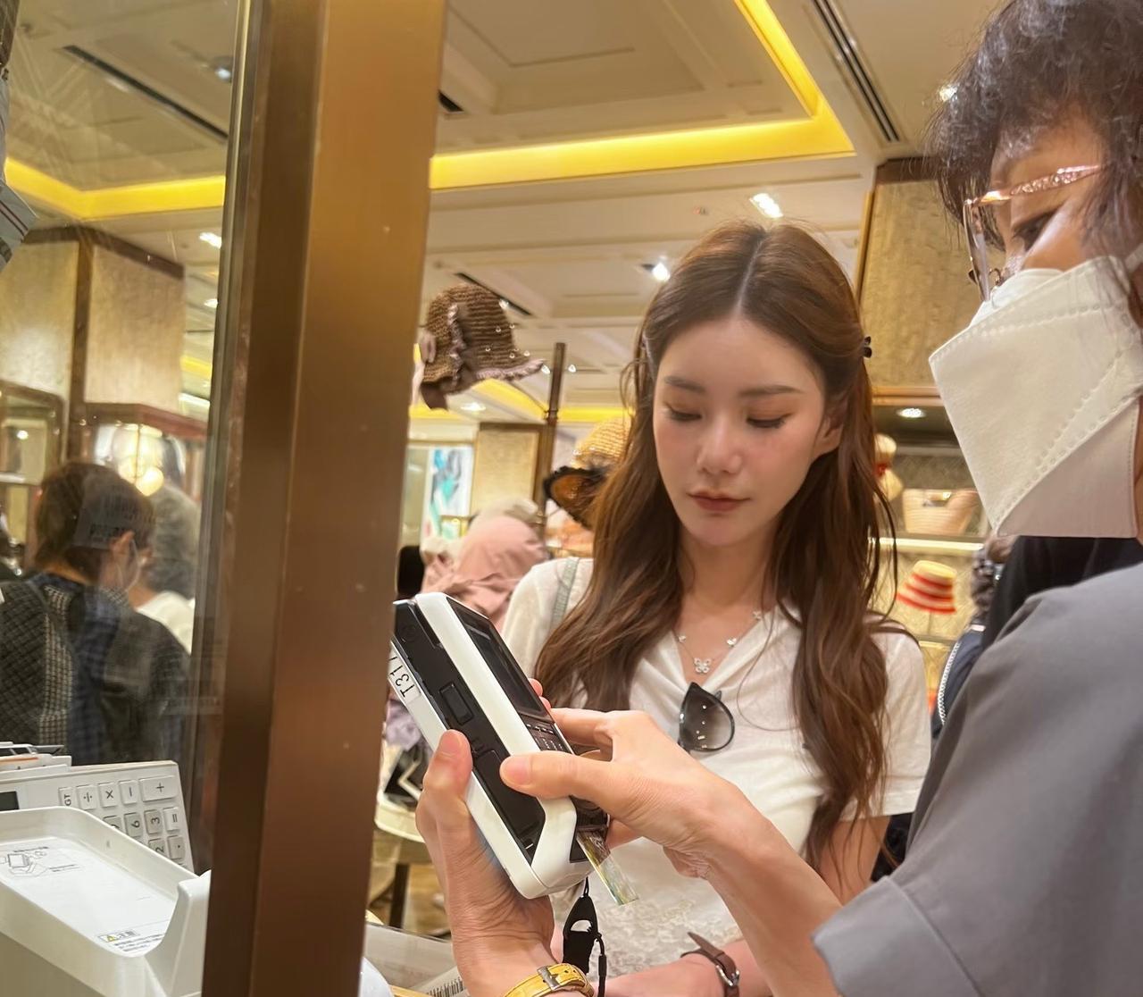 麻六记在东京的店装修进入尾声，汪小菲和马筱梅也来到日本监工了！其实海外这一块一