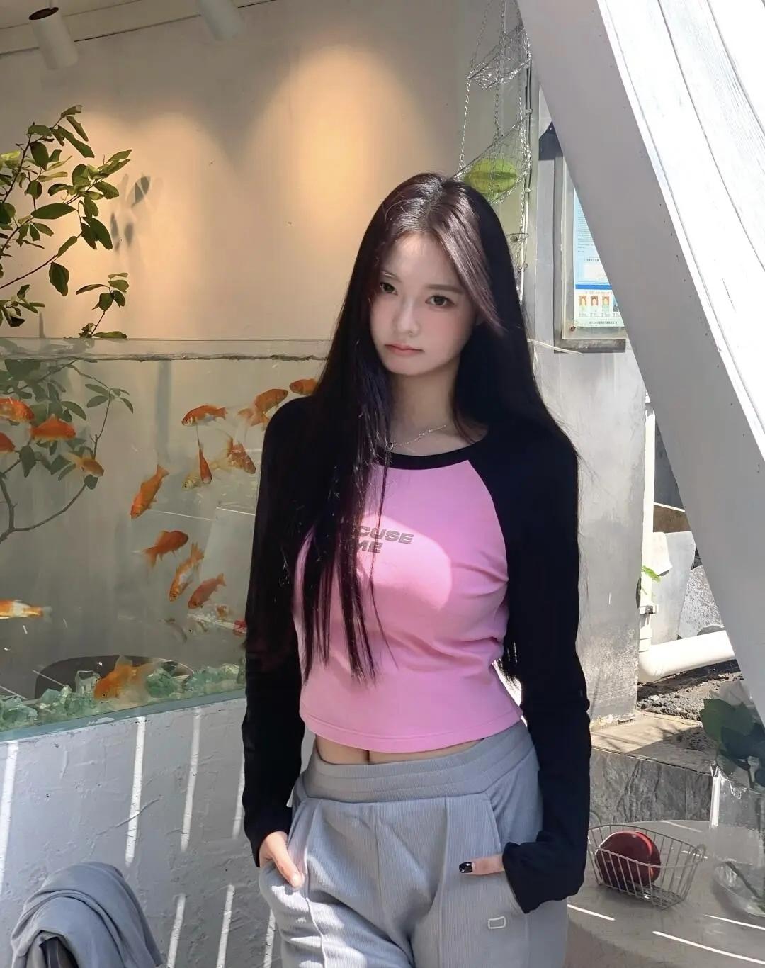 粉黑撞色的甜酷日常，在金鱼缸旁捕捉一抹慵懒的阳光，把松弛感揉进每一个不经意的瞬间