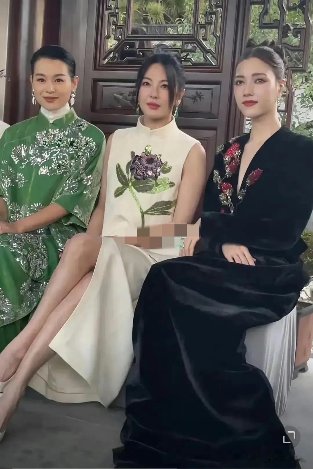 但姿态高冷，发型遮挡显拘谨；娜然妆容过浓似面具，深色衣着显沉闷。胡杏儿虽非最美，