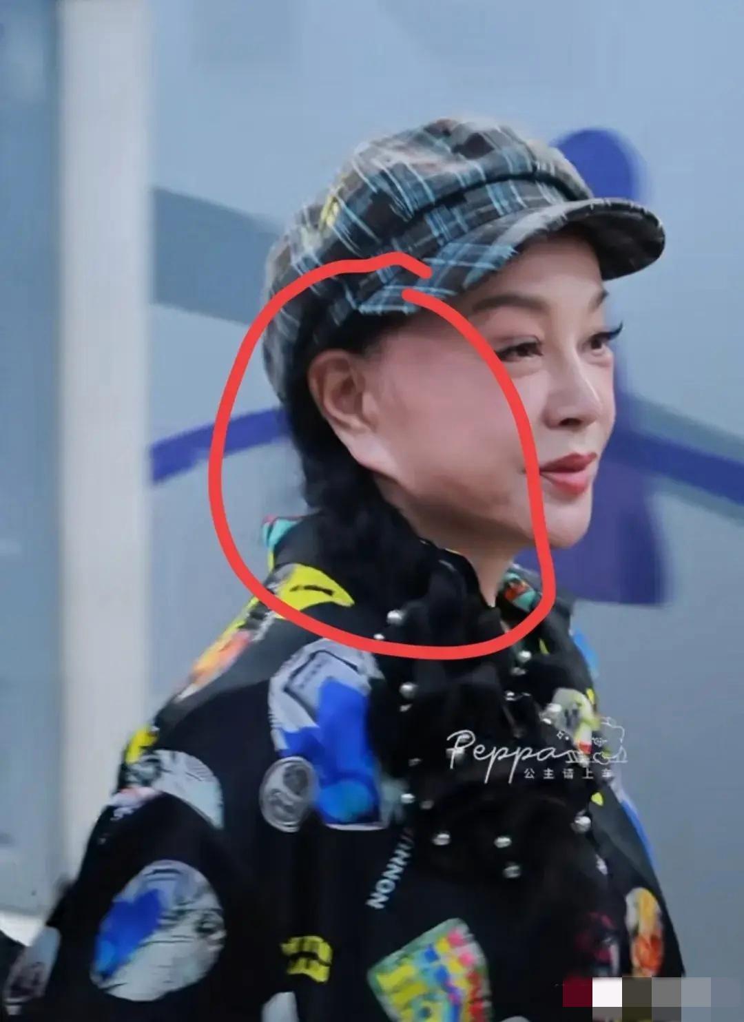 突然发现：刘晓庆居然长了一双巨耳，这夸张的耳垂几乎与下唇齐平；而且眼睛变得一大一