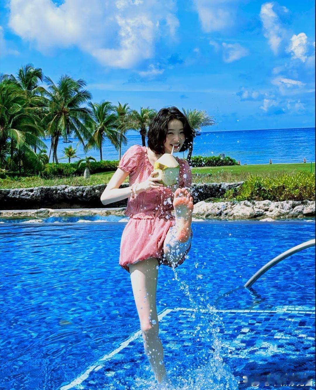 张艺凡泳装写真，大长腿快溢出屏幕了！