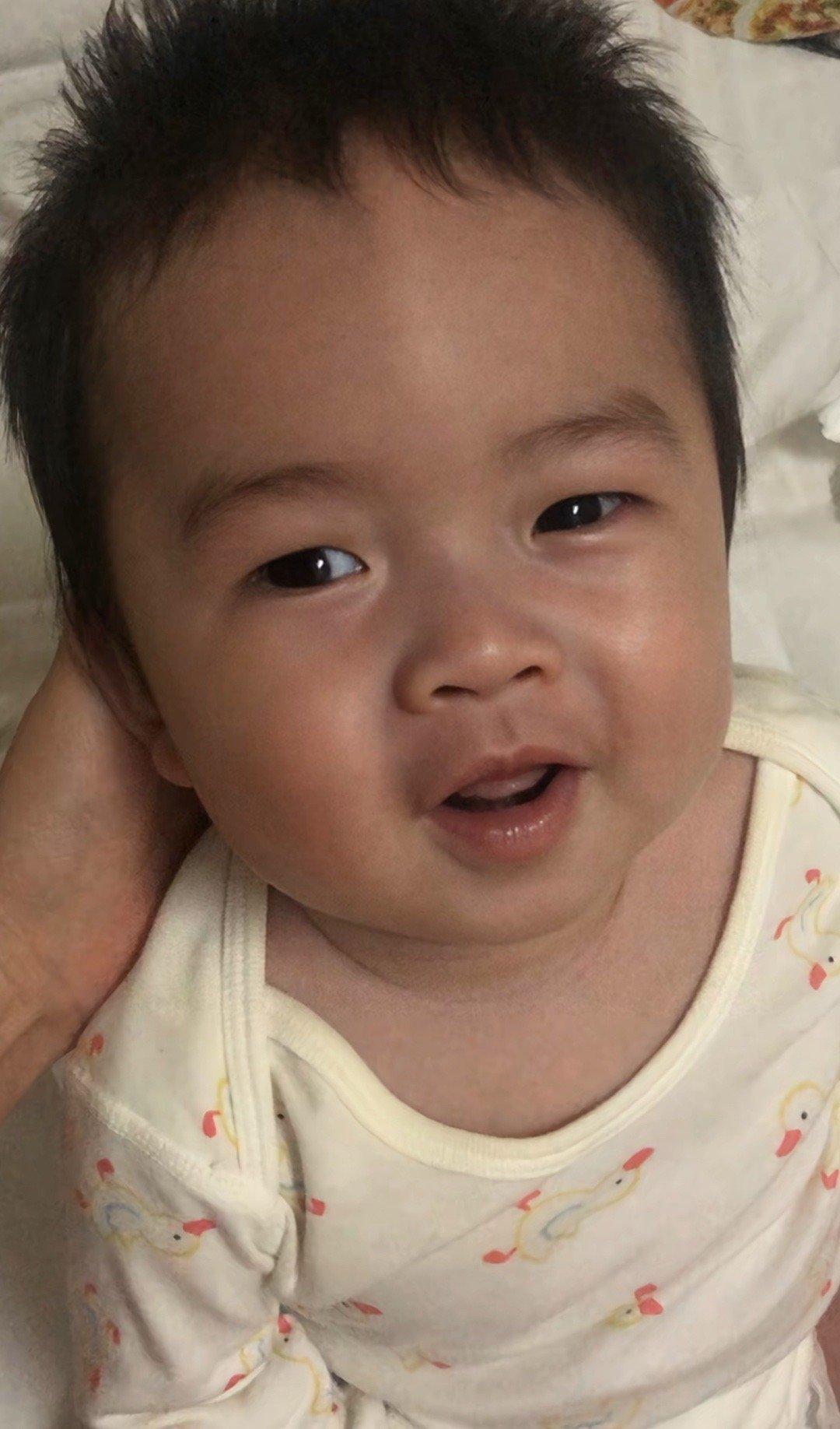 网红瑞恩宝贝去世年仅3岁，宝宝就算病了每天都干干净净的，此前妈妈曾多次发文：