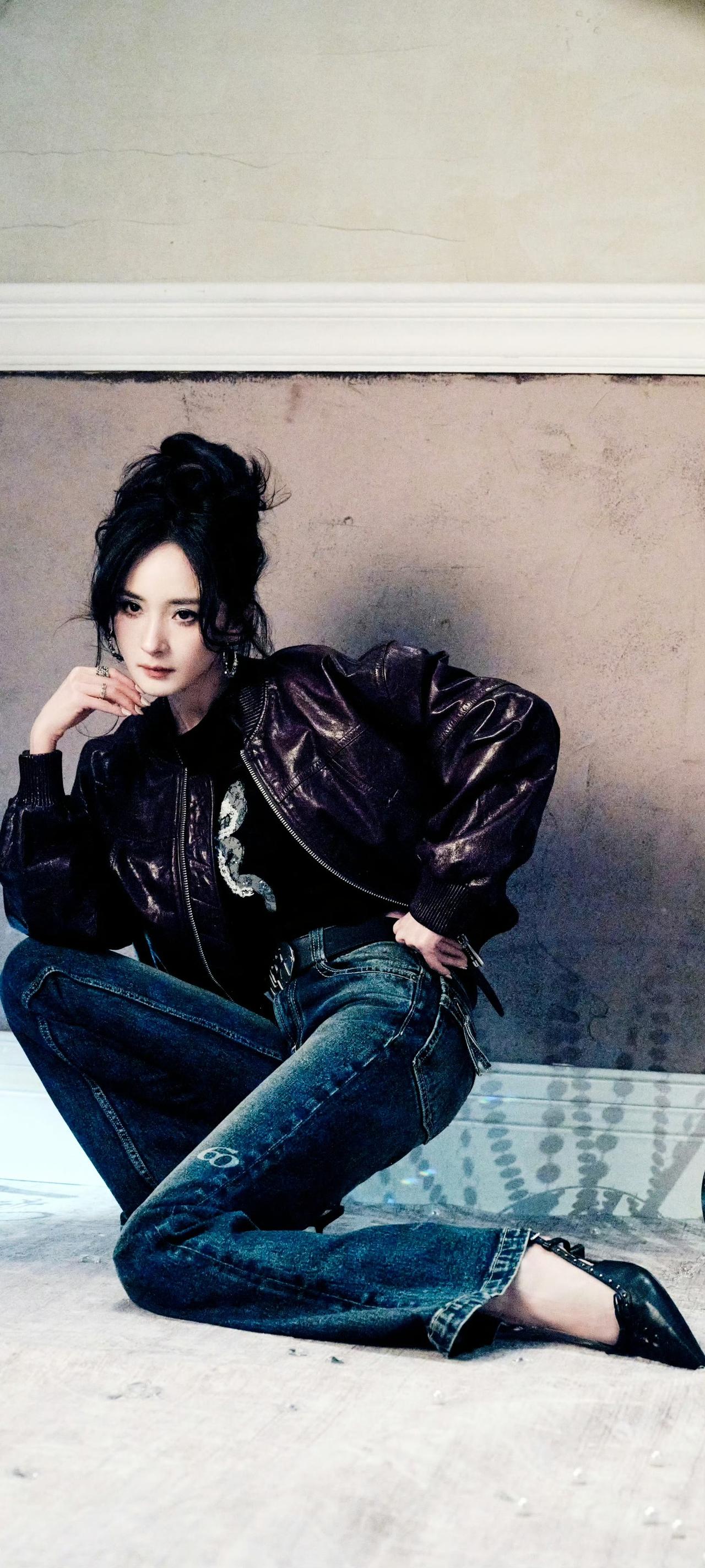 杨幂这松弛感杀疯了✨不穿高定礼服，皮夹克+牛仔裤照样明艳炸场！随性又时髦