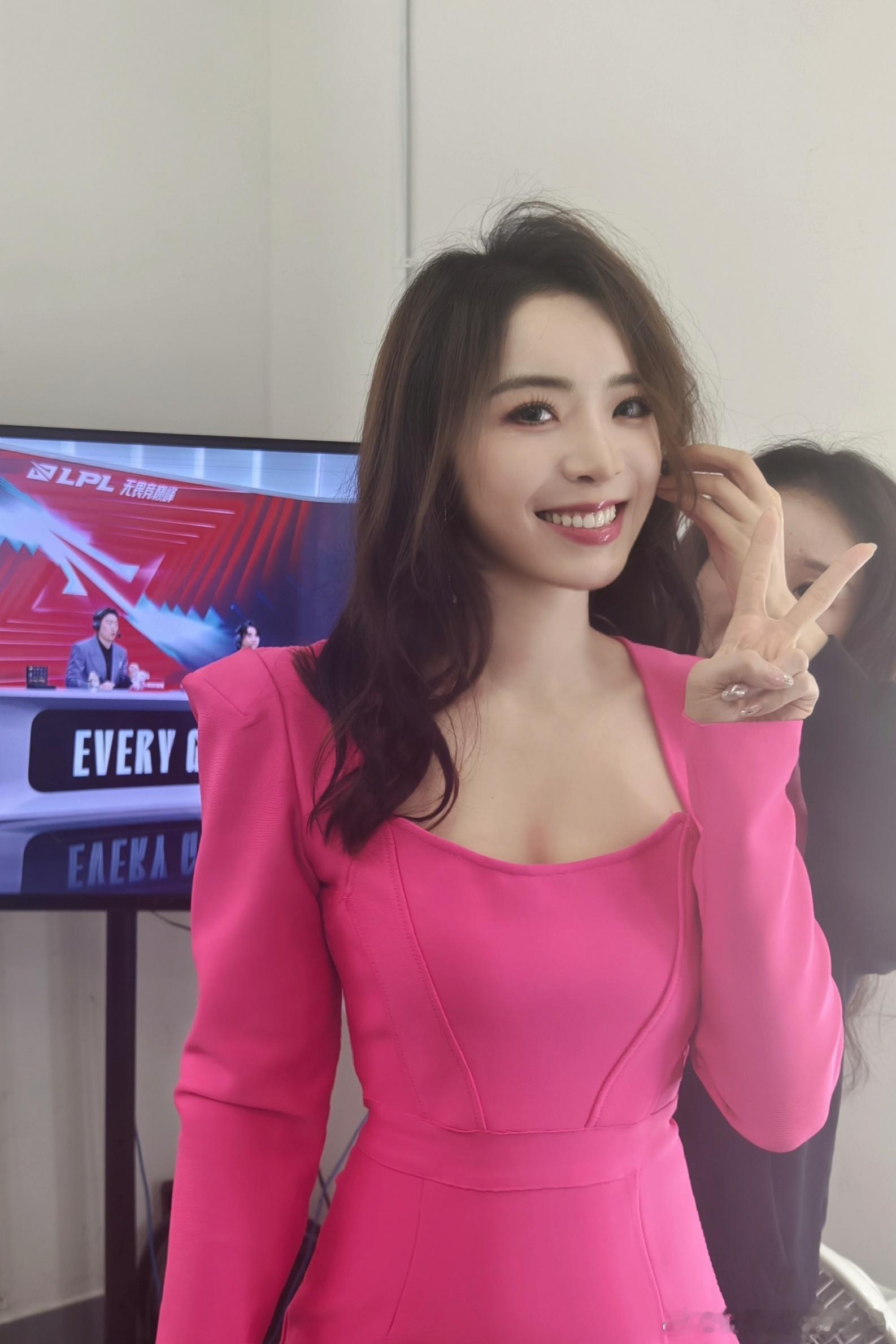 LPL主持人余霜玫红长裙在LPL的舞台上点亮了赛场的热烈，每一次主持都带着