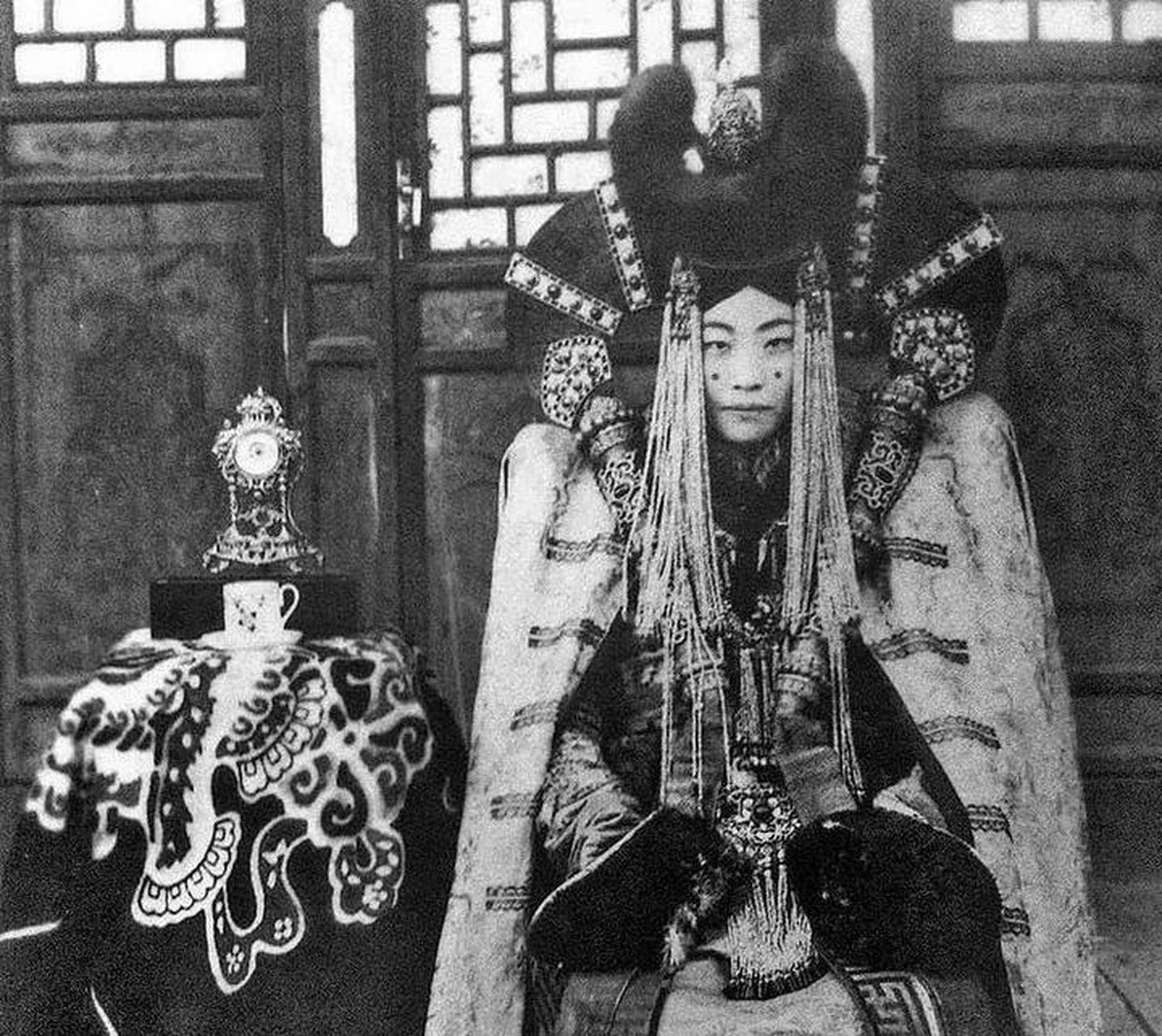 1938年，斯大林下令处决了外蒙古的末代皇后，在执行死刑前，皇后格嫩皮勒展现出与
