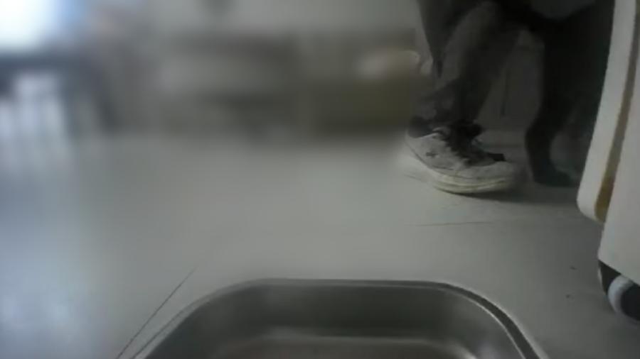 毛孩子立大功！上海，女子远在国外发现家中被入室盗窃，报警后男子躲过了监控，看不到