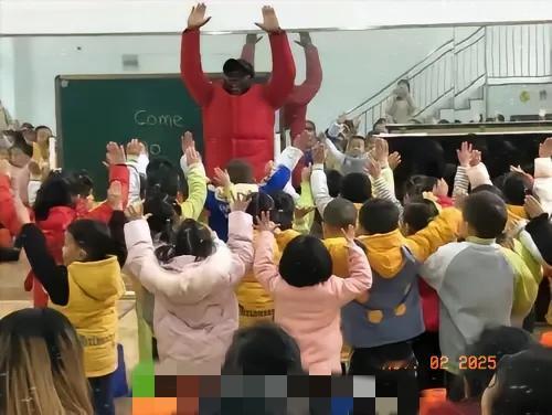 震惊！幼儿园家长竟集体要求开除非洲外教，理由让人咋舌！家长觉得孩子懵懂，外