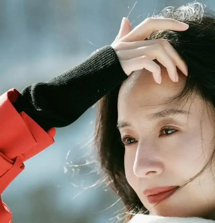 一场直播卖了8个亿，全程却安静得像部文艺片。没有“321上链接”，没有嘶吼和锣