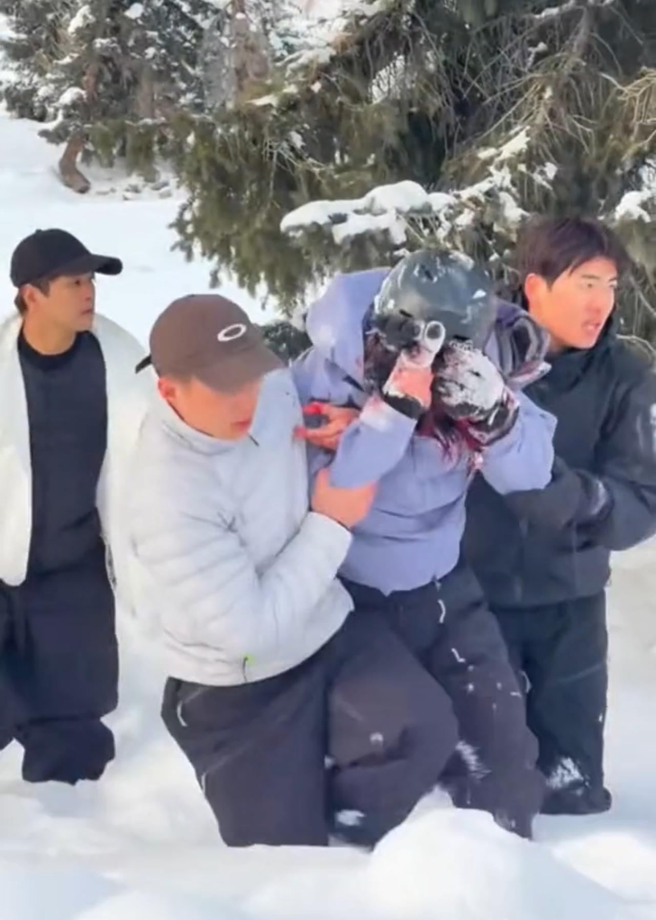 这胆子也太大了！昨天新疆可可托海，一女游客回酒店路上，看见野生雪豹不但不下车跑，