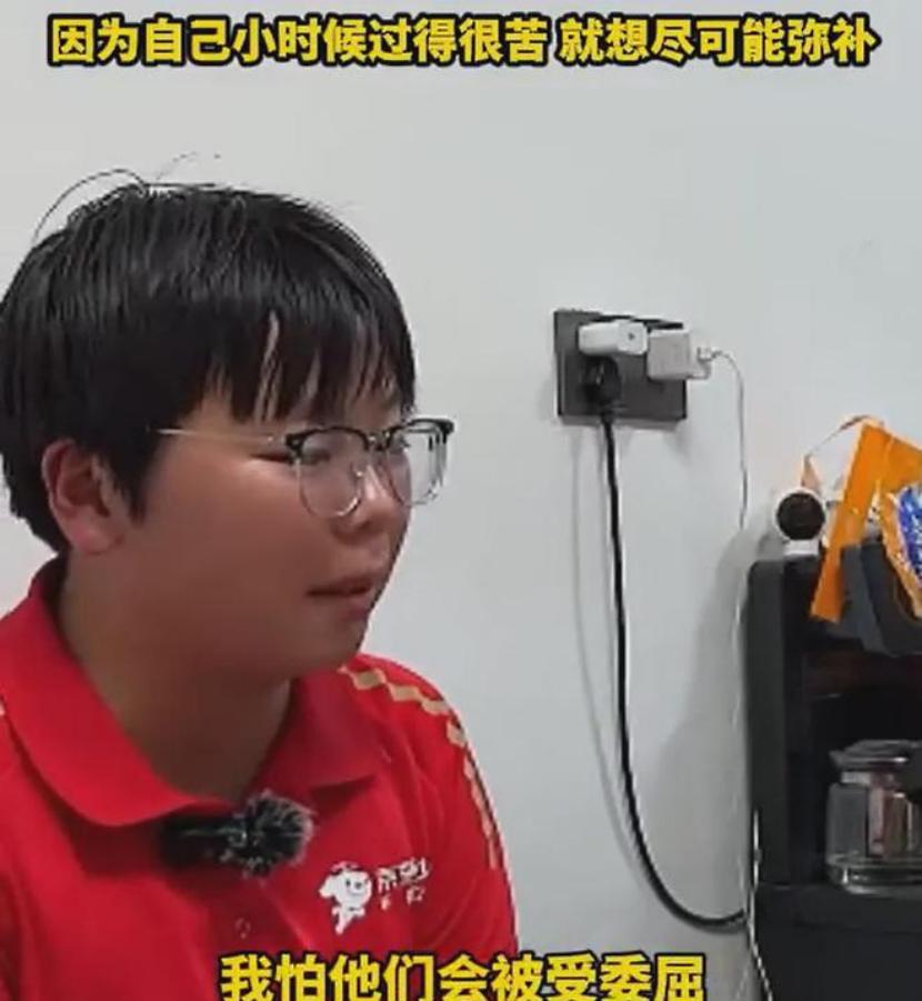 看哭了！2025年5月28日发布，江苏，05后女生独自养活三个弟弟妹妹。父亲患癌