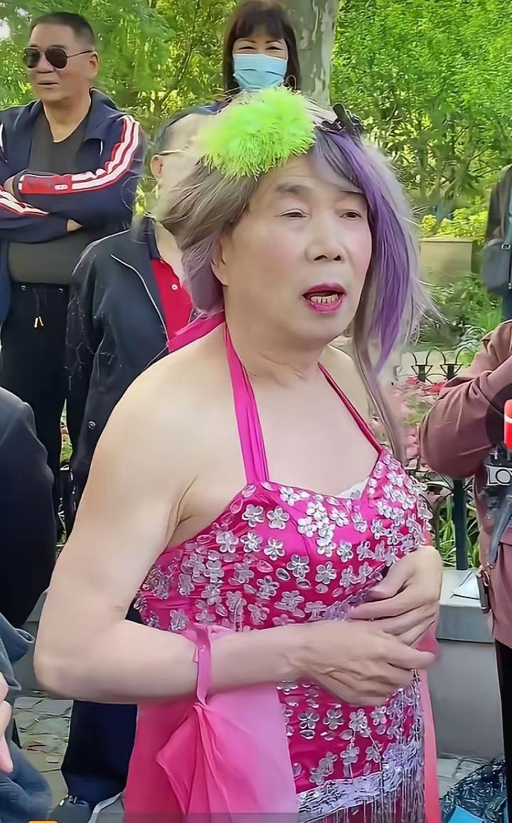 现在的大妈太会享受生活了，穿成这个样子，头发还染着色，染色不怕，把他梳的整整齐齐