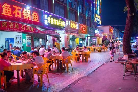 狠人，为了报复，命差点儿折了晚上和两个战友一个朋友约了大排档撸串，大