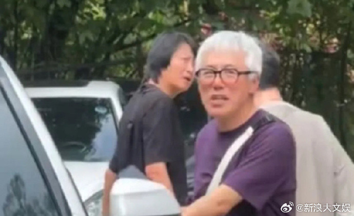 张宇方回应白发经纪人谈张宇近况据台媒，近日张宇被网友偶遇，他一头白发、身形清瘦