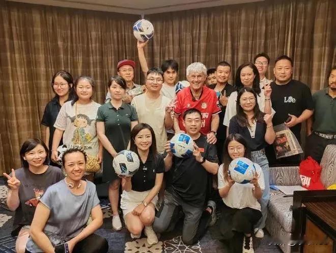 前中国队功勋主帅米卢现身“苏超”，今年火爆中国的江苏城市足球联赛没有功利、没有假