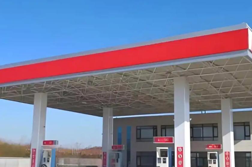 跑过高速、跑遍城乡，大家会发现一个现象，几乎每一座加油站，上面都架着一个巨大的大