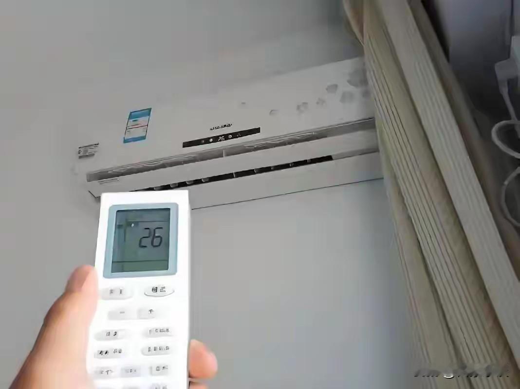 奉劝大家夏天千万不要舍不得开空调！今天，隔壁有2个老两口被抬去医院了，听说差