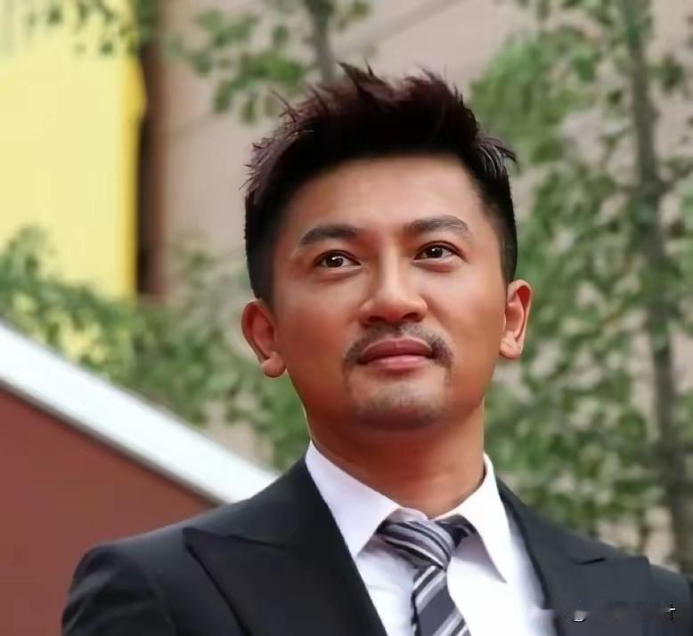 不比不知道，一比吓一跳，这医美“功效”着实惊人，竟直接把帅小伙变得“姨味”满满。