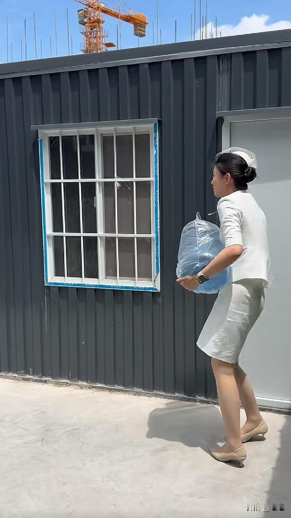 搬水桶尽量穿平底鞋