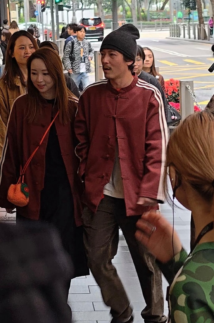 45岁陈冠希现身香港宣传自创品牌衣服，他留着小胡子，穿衣打扮老气横秋，看起来像个