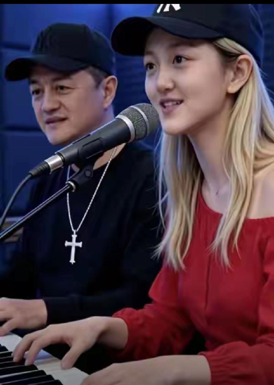 逆风翻盘！李亚鹏昆明民宿隆重开业，20岁李嫣暖心守护父亲李亚鹏全