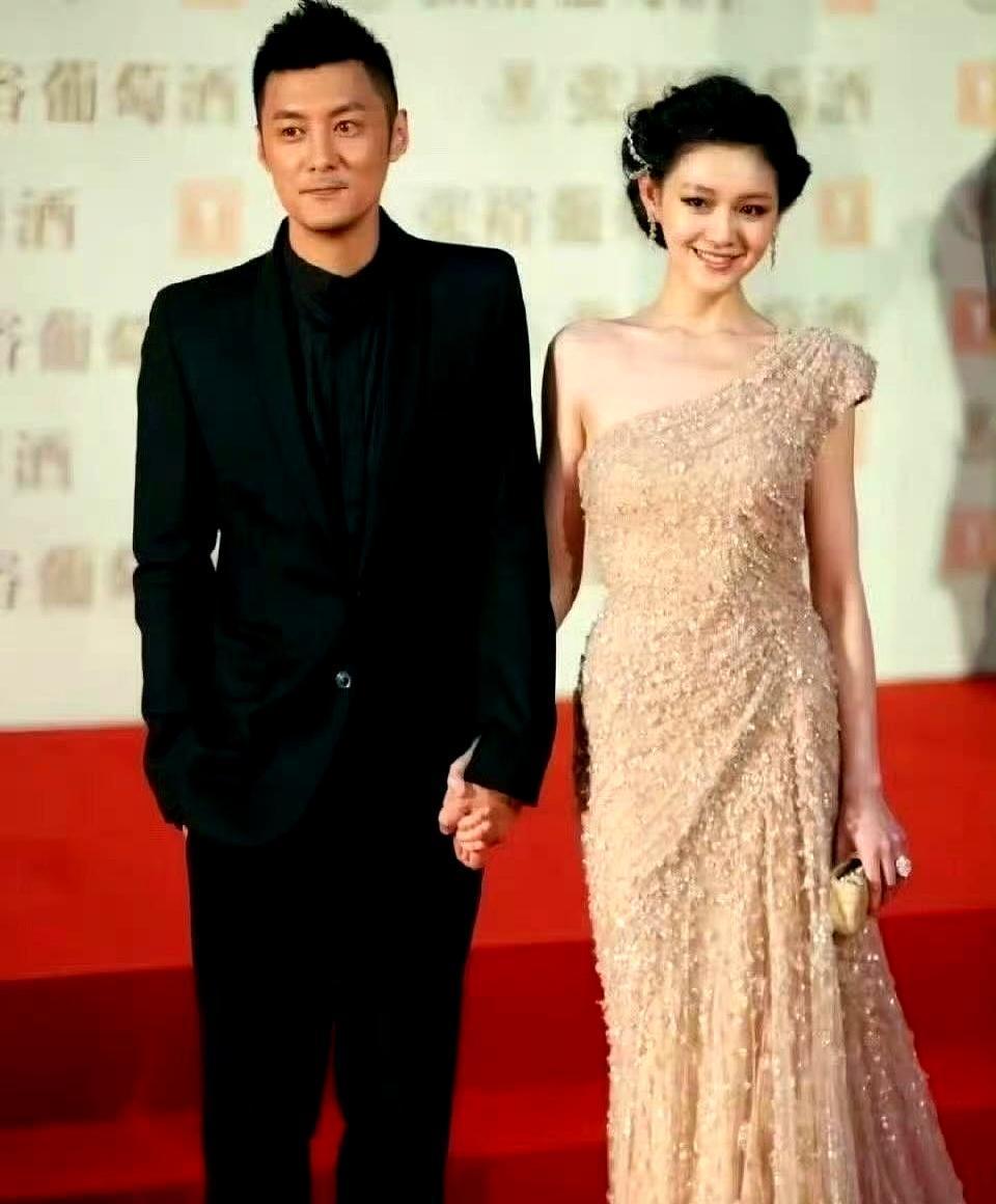 章子怡把千万卡地亚豹子项链直接编进发髻！脖子空着，品牌脸绿网友尖叫：这才是真·