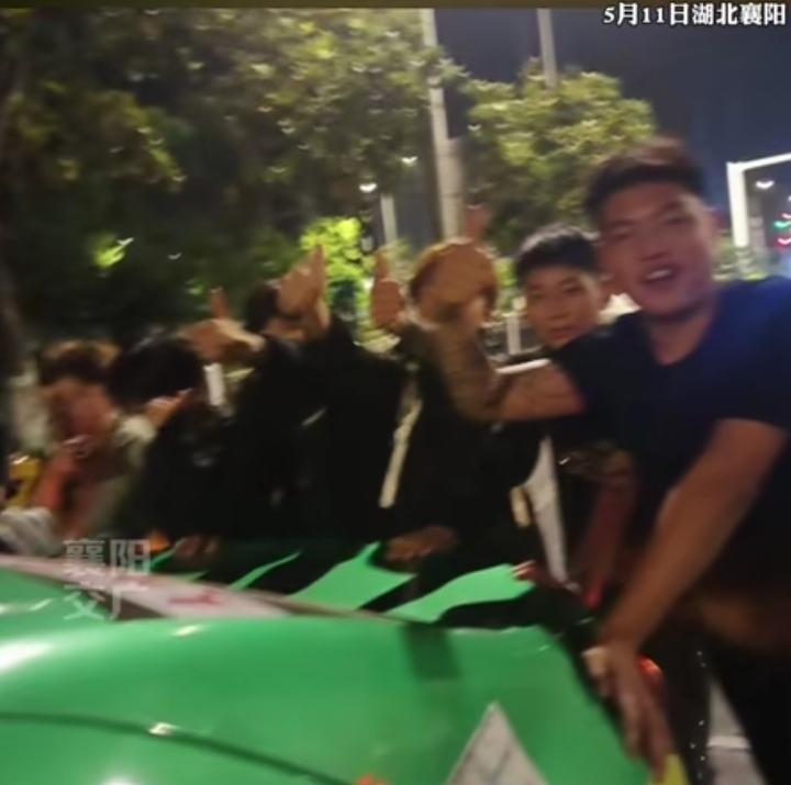 暖到心坎！凌晨三点的襄阳街头，的姐深夜出车时车辆突发故障，正在手足无措时，恰逢8