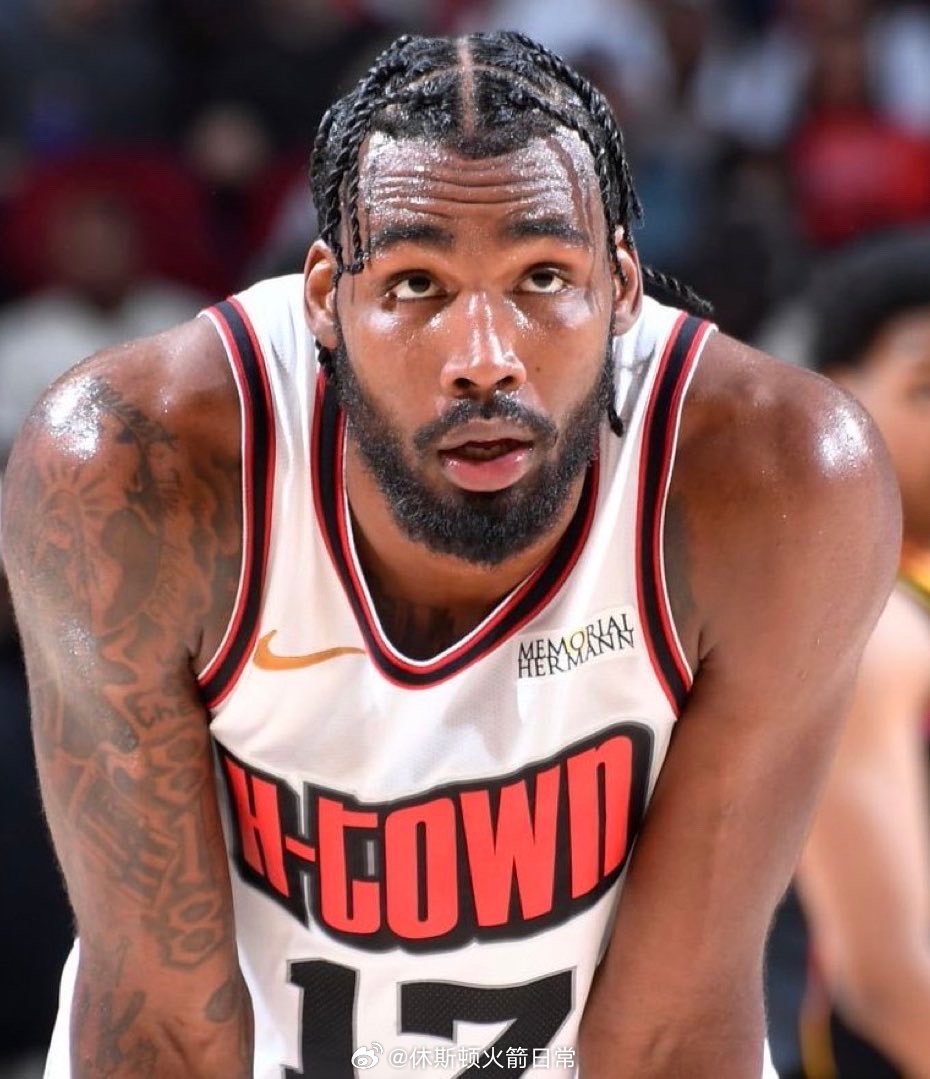 伊森过去21次三分出手无一命中火箭在奥科吉首发时明明好好的，乌度卡非要伊森首发，