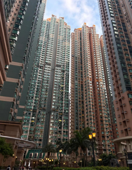 真是想不明白，香港的房子盖得那么高，那么密集，怎么会不够住呢？还有那么多人住