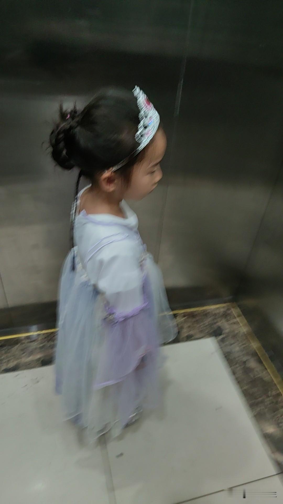 小女所在的幼儿园班级有35人，昨天去学校的仅有12人，好多孩子都生病了。