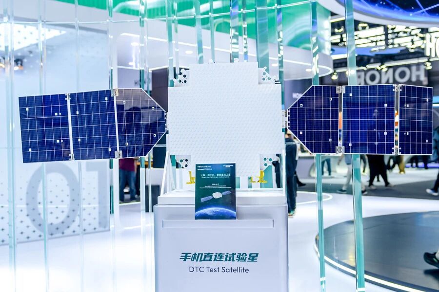 垣信卫星在2026世界移动通信大会上展出了DTC试验星模型以及地面&航空终端。.