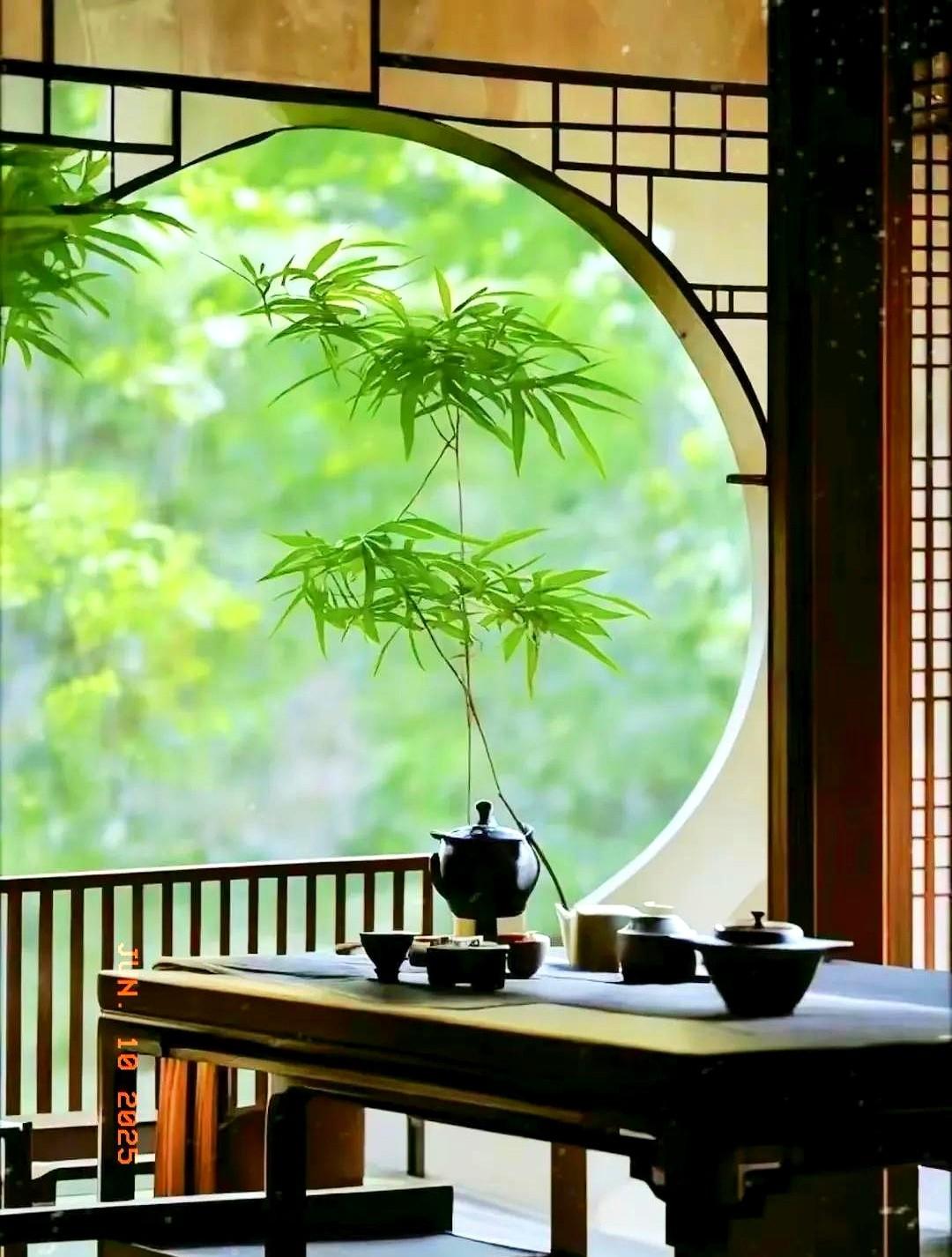 文旅局许副局长是二把手，在这个位置上已经七八年了，中间换过一任局长，当时许副局长