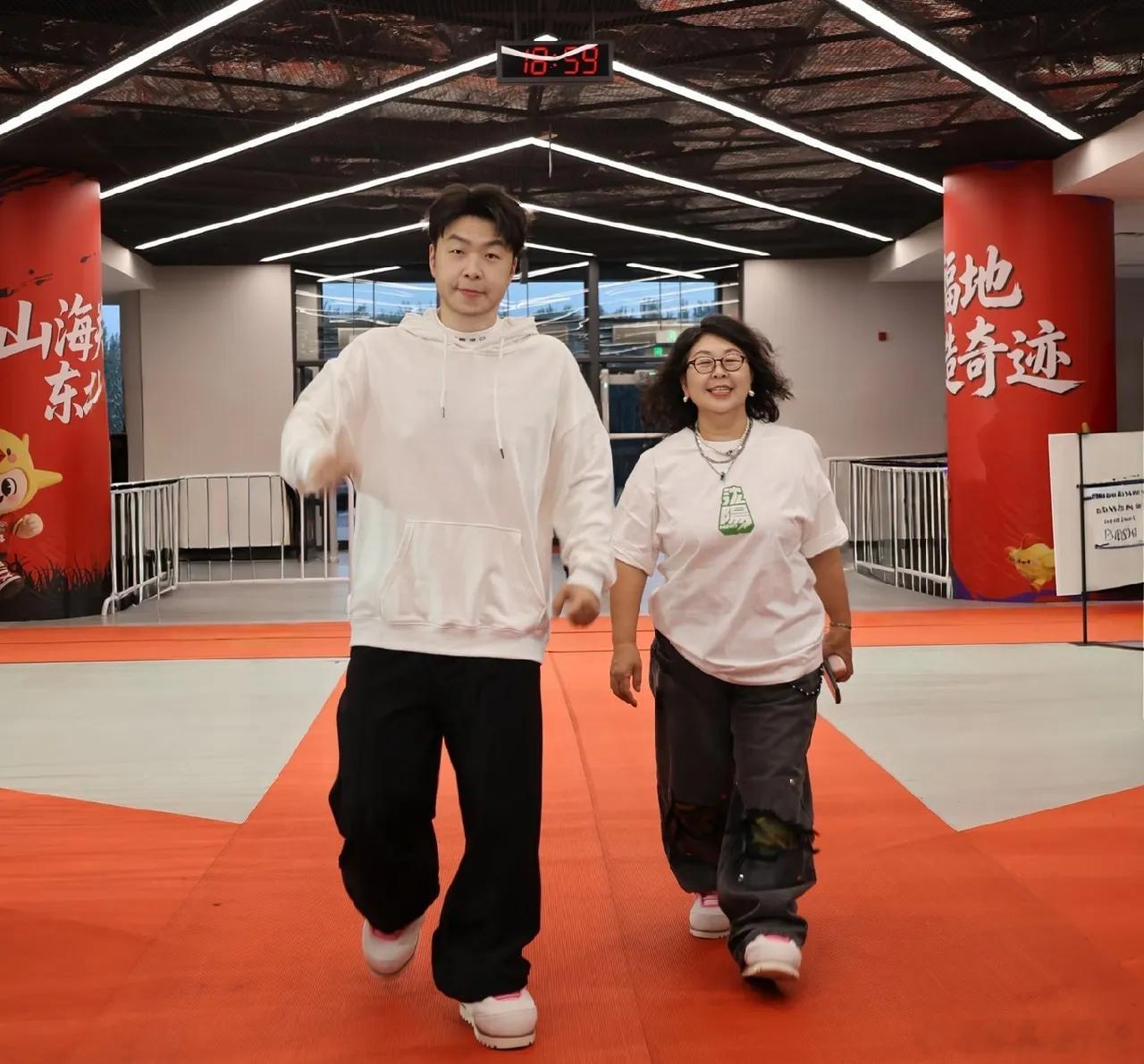 杜海涛晒东北赛场明星大合照，半个东北娱乐圈集结杜海涛晒出和于和伟、高圆圆、张天爱