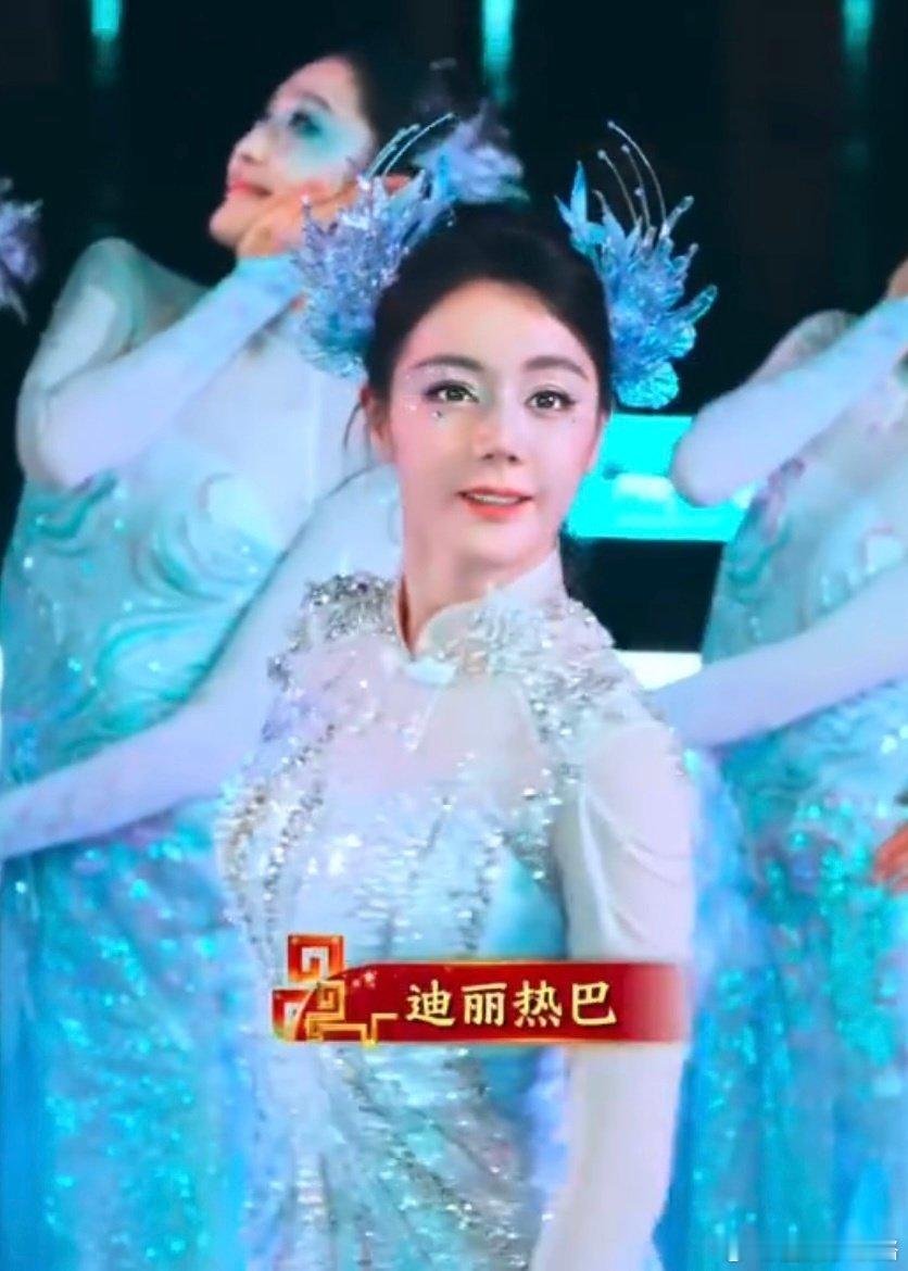 迪丽热巴平时发的图不长这样啊难不成精修了这个才是最真实的