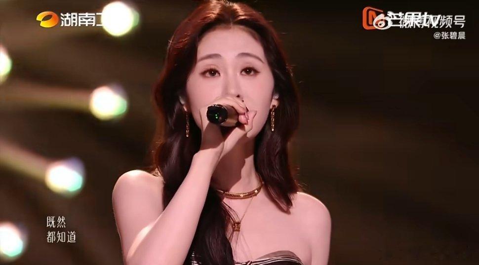 张碧晨选歌的品味征战歌手2026，张碧晨弃热门金曲专攻高难度冷门作品，苦练编曲打
