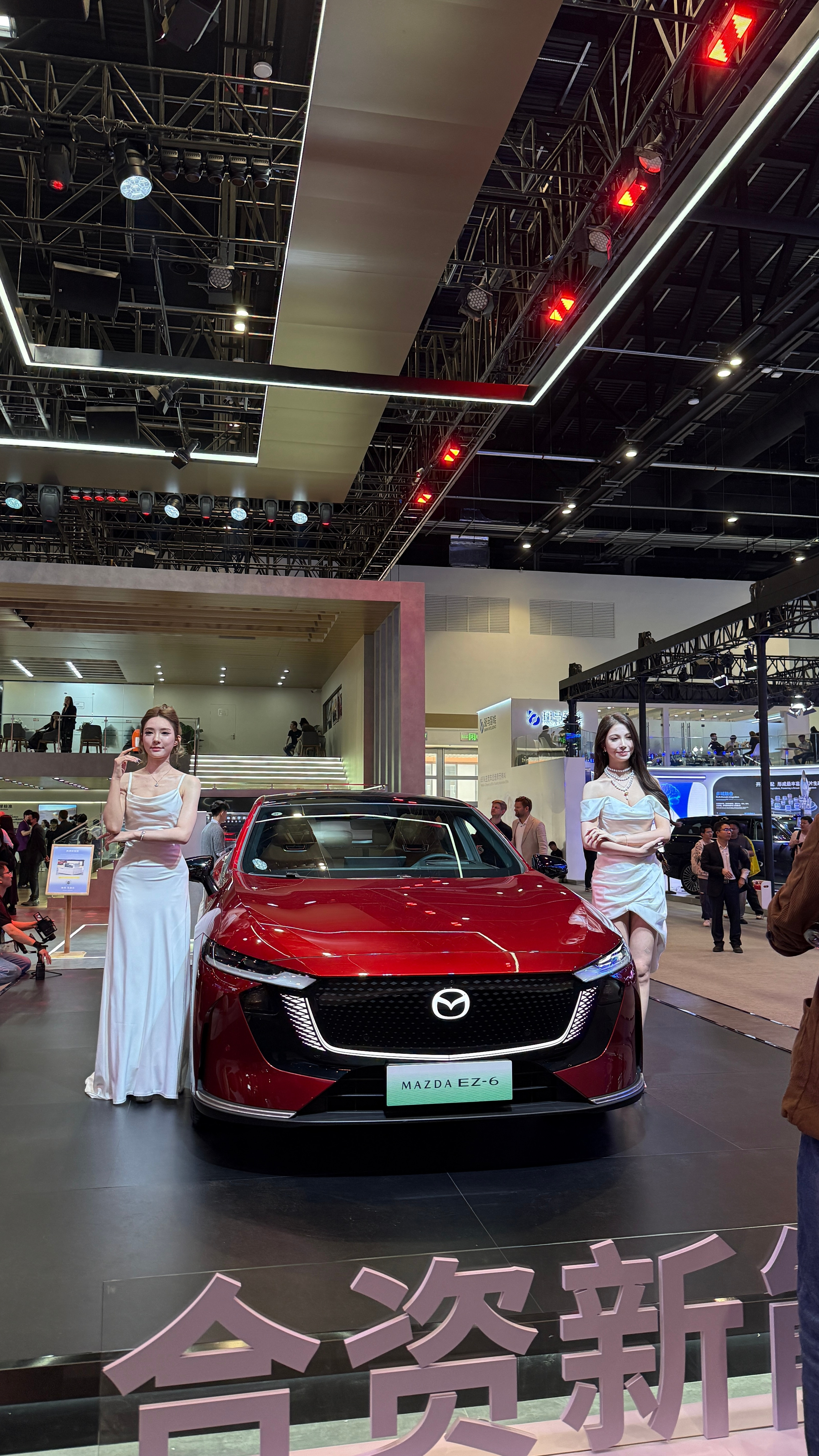 别管开马自达塞不塞车，车模是好看的