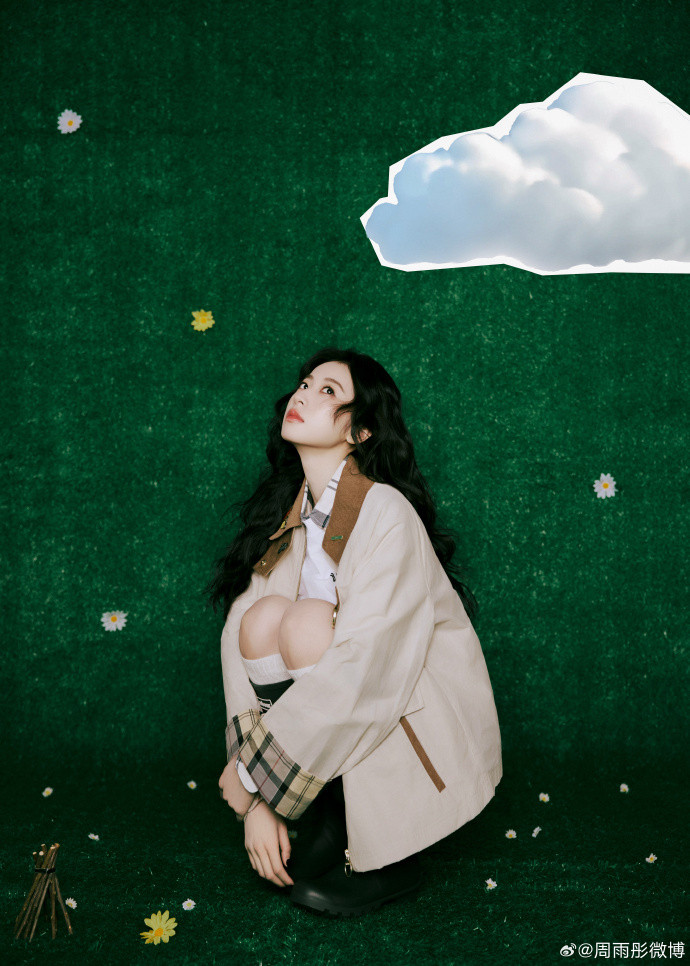 周雨彤来春天里溜溜弯仰头看云、托腮发呆，周雨彤的春日九宫格每一张都像画报，把春
