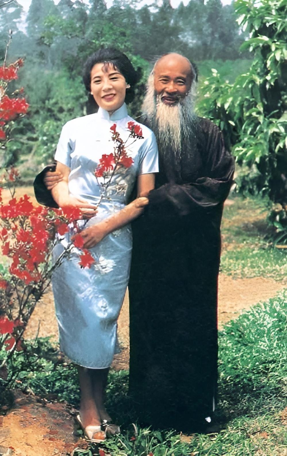 15岁的黄凝素嫁给张大千，婚后不久就怀孕了，孩子一个接一个地生，一共生了8个。谁