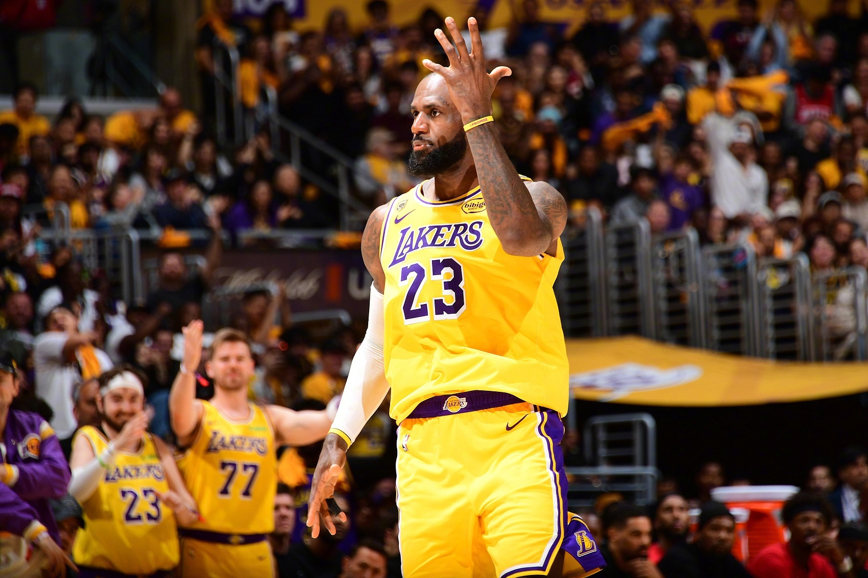 【詹姆斯称雷霆的防守联盟第一】詹姆斯回应湖人进攻问题NBA西部半决赛G1，湖人