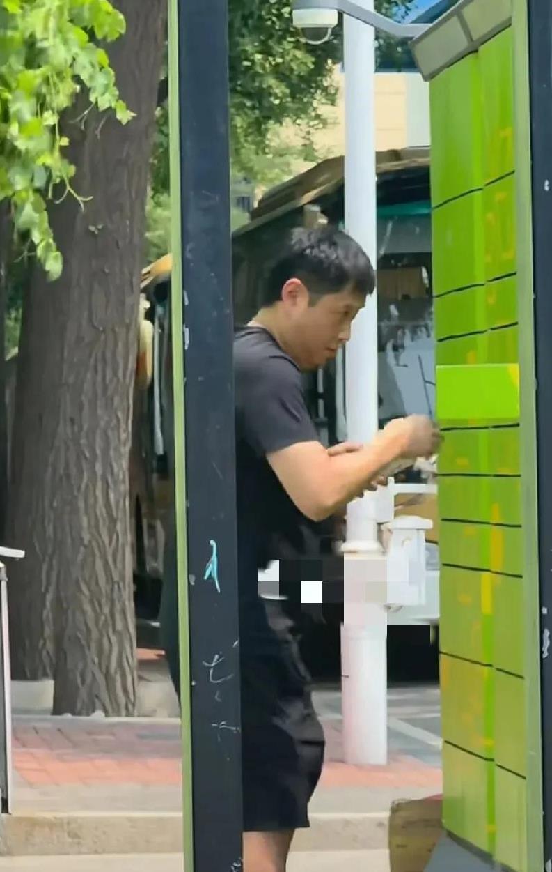 现身国家体育总局领快递的coco，来来回回好几趟，帮莎莎领了又帮蒯曼领，据