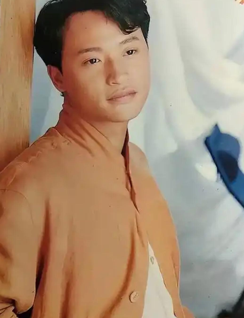 当年小虎队，苏有朋陈志朋都出演了《还珠格格》火遍大江南北。吴奇隆也凭借萧十一郎等