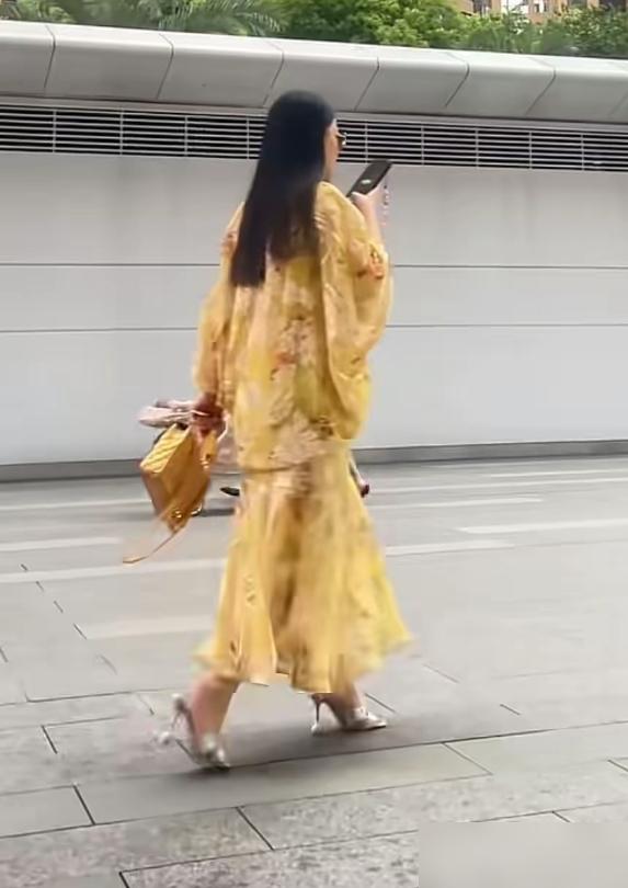 什么叫现实！李湘瘦了，所有人的话术都变了！前几天红毯，李湘瘦得整个人脱胎