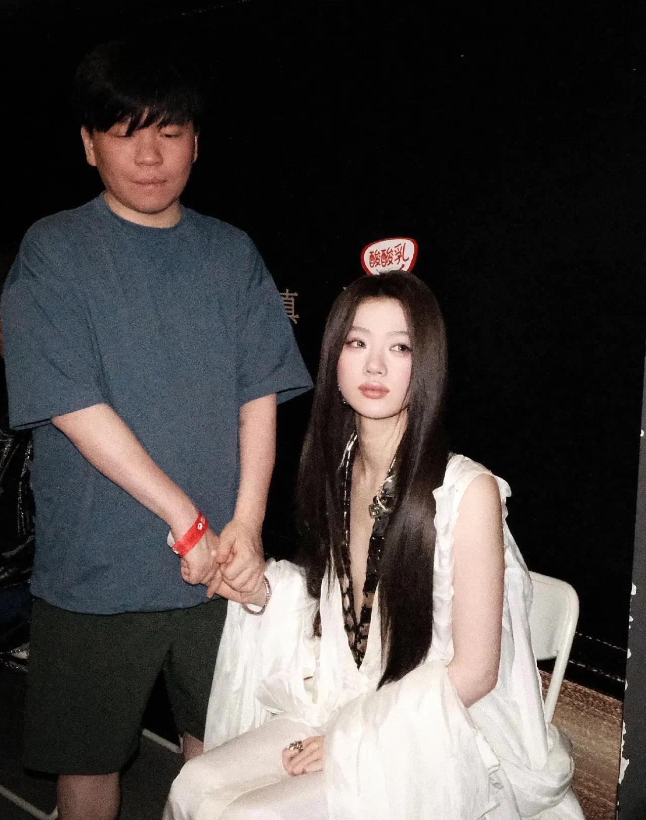 常石磊和单依纯肯定不是大家猜的情侣两个人手拉手的感觉完全就是姐妹