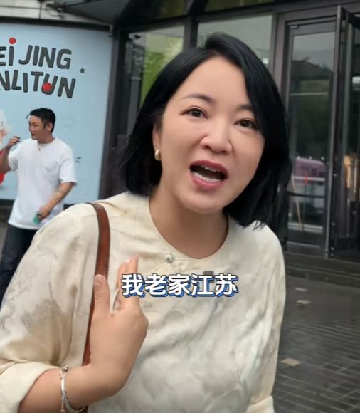 阿雅在北京拍探店视频，去了一家号称全北京最好吃的江苏菜，她质疑：“真的吗？我老家