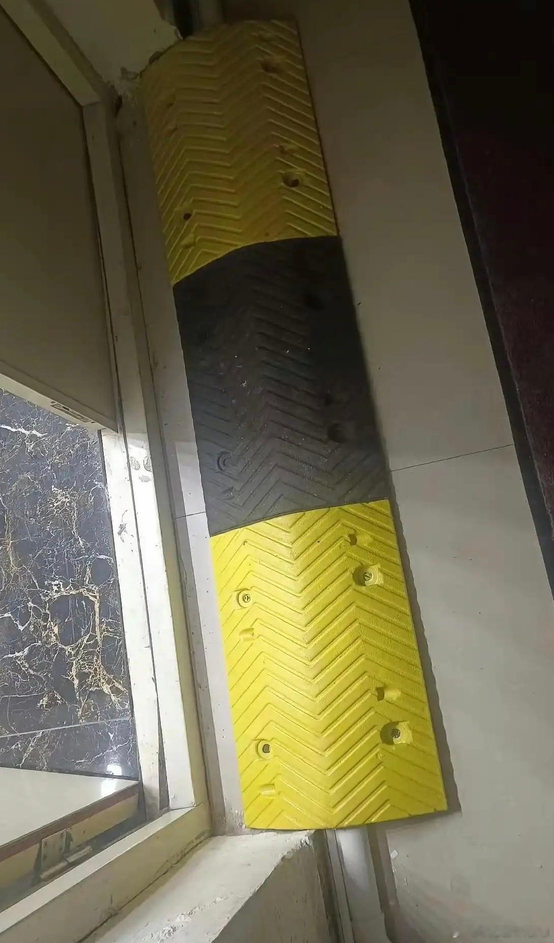 不知道当时装空调的师傅是咋想的