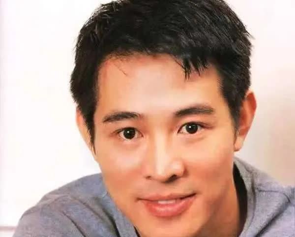 鲁豫问李连杰:“你的香港粤语说得怎么样？”李连杰说:“我会说，但我不说。”鲁豫好