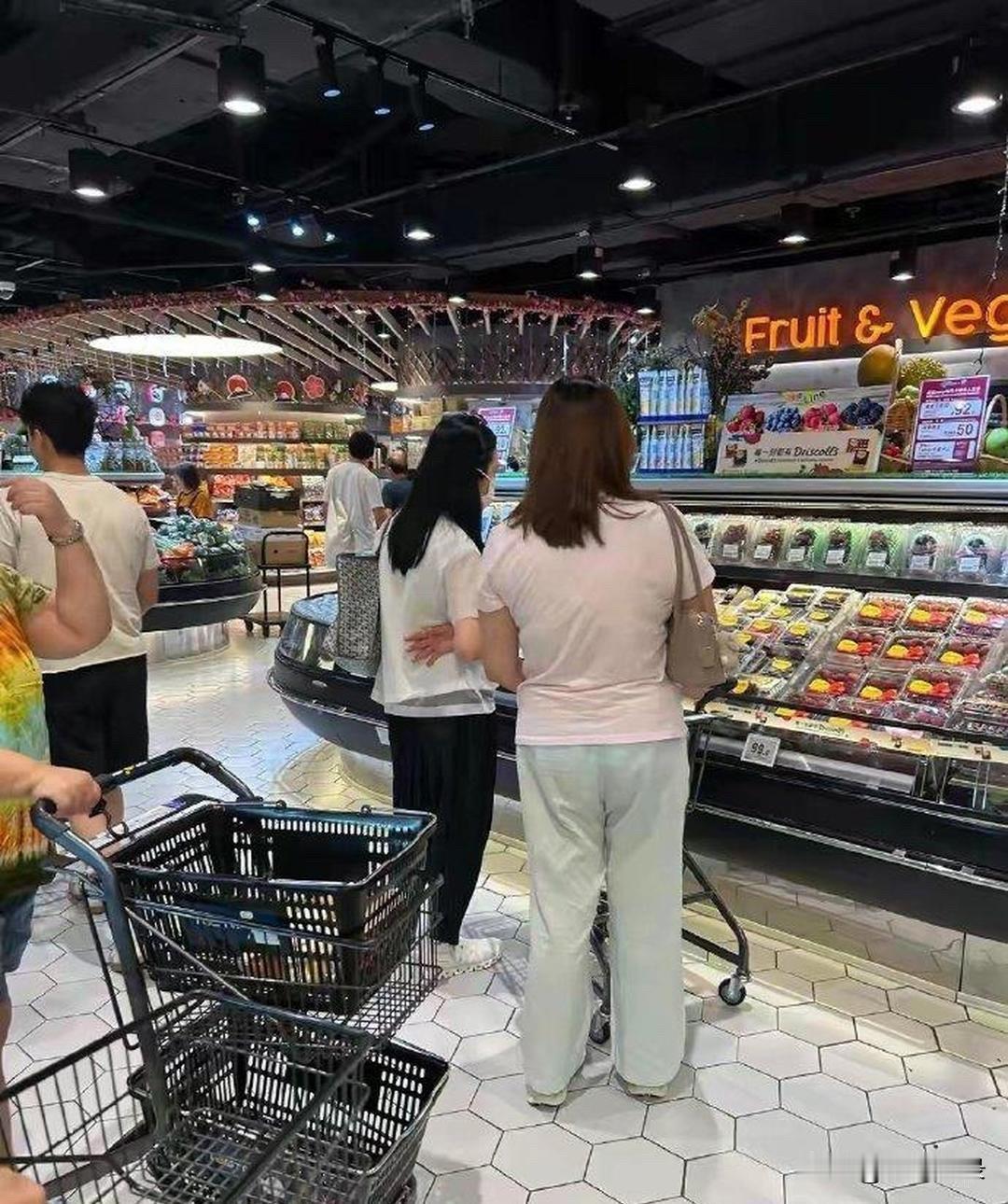 刘德华﻿老婆朱‍﻿丽⁠倩⁠逛超‏市，﻿60岁‍头‎‏‎发‍乌黑，背着1万的包‏，