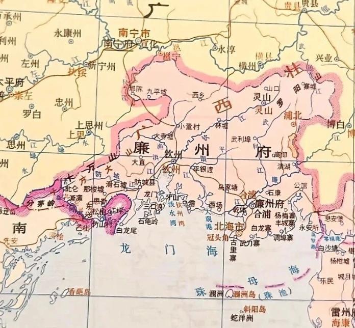 嘉庆二十五年廉州府仍在广东省的疆界内，此时的大清正从传统海禁向近代前夕过渡，这片